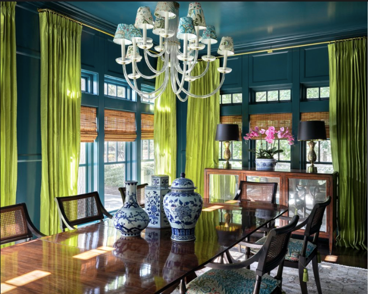 Sala de jantar azul-petróleo com cortinas verde-limão