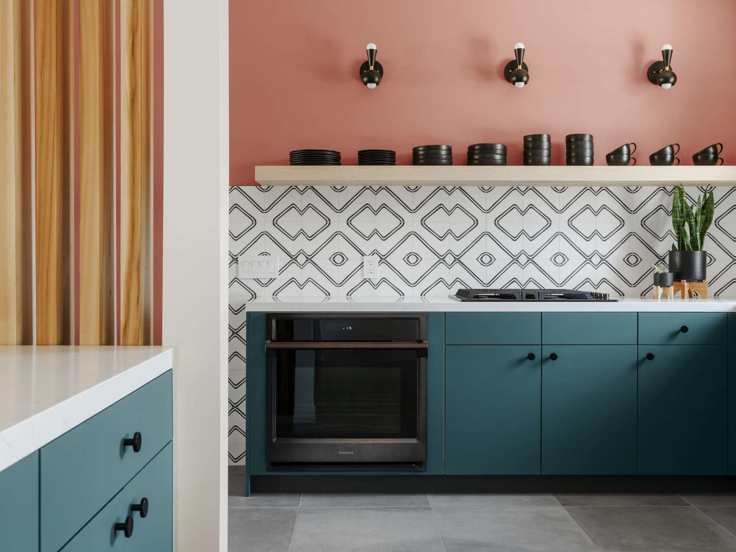 Cozinha rosa com armários modernos em azul-petróleo