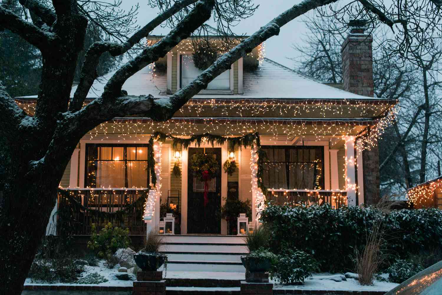 Mit weihnachtlicher Lichterkette geschmücktes Haus