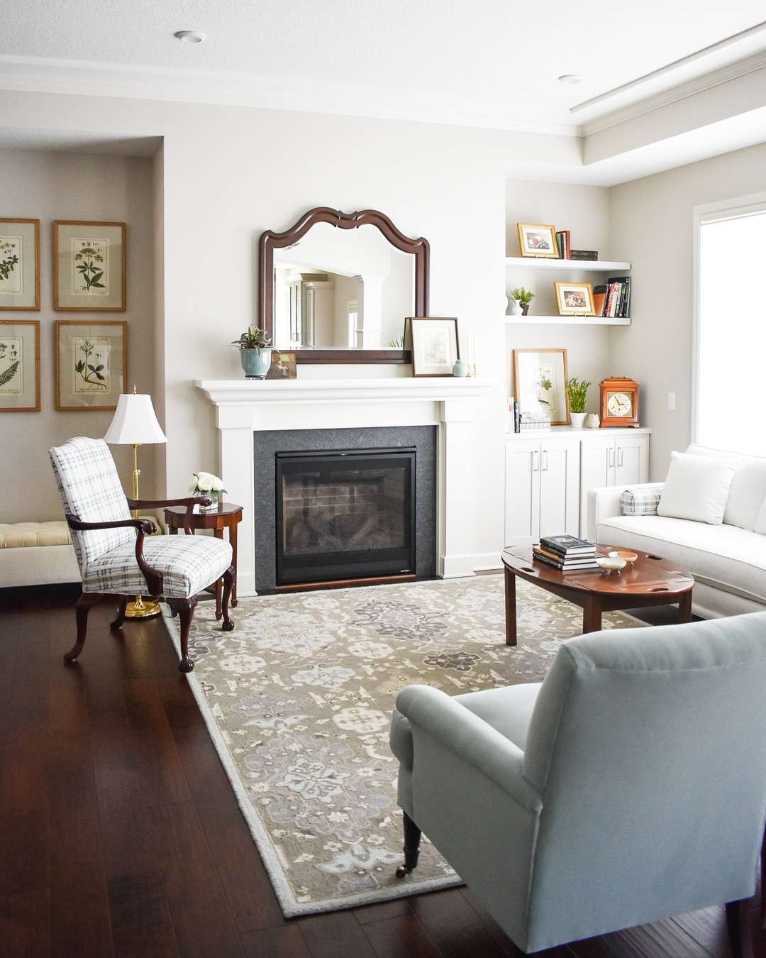 Uma sala de estar com uma combinação de móveis tradicionais e contemporâneos.