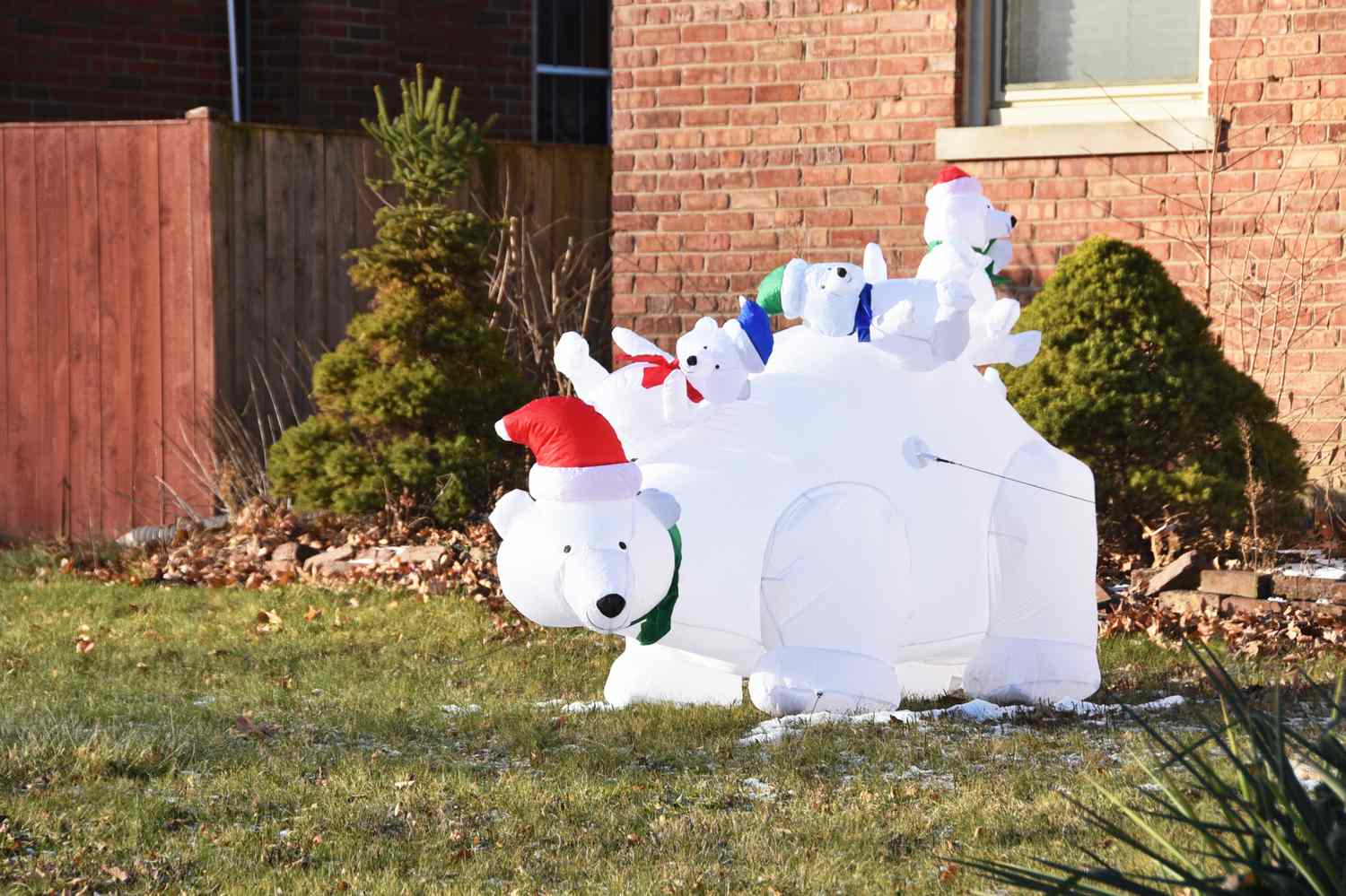 Aufblasbare Eisbärenfamilie mit Weihnachtsmannmützen.