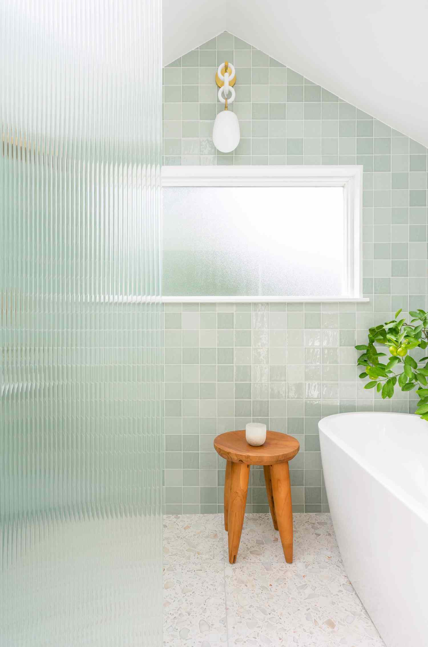 Badezimmer mit hellem Terrazzo-Fliesenboden.
