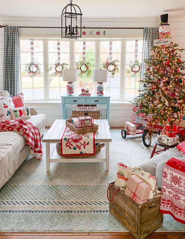 Salón decorado en Navidad con cortinas de cuadros