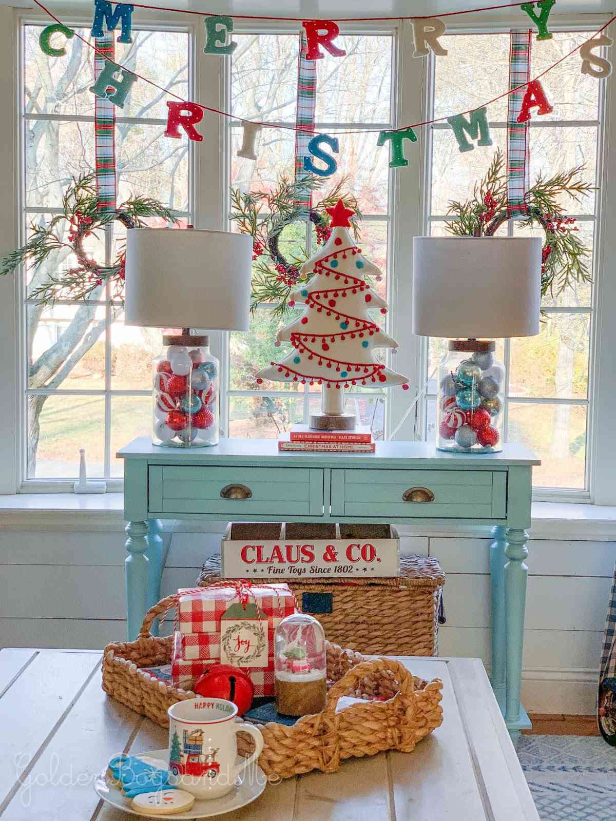 Ventana decorada de Navidad con el cartel de Feliz Navidad