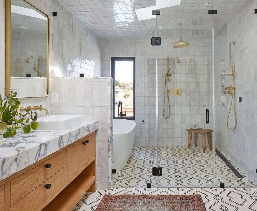 bañera dentro de ducha con detalles de latón