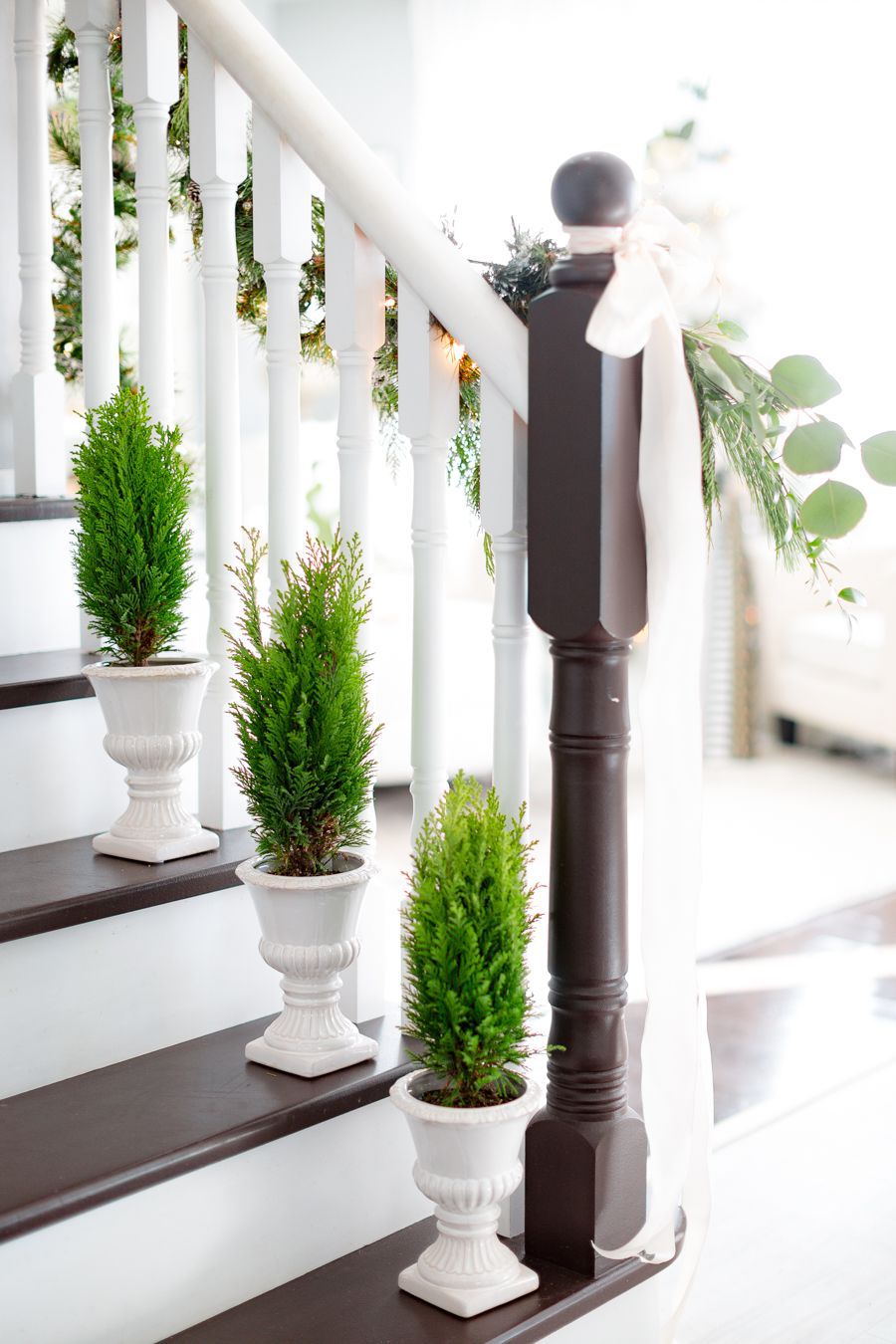 decorating stairway steps for christmas