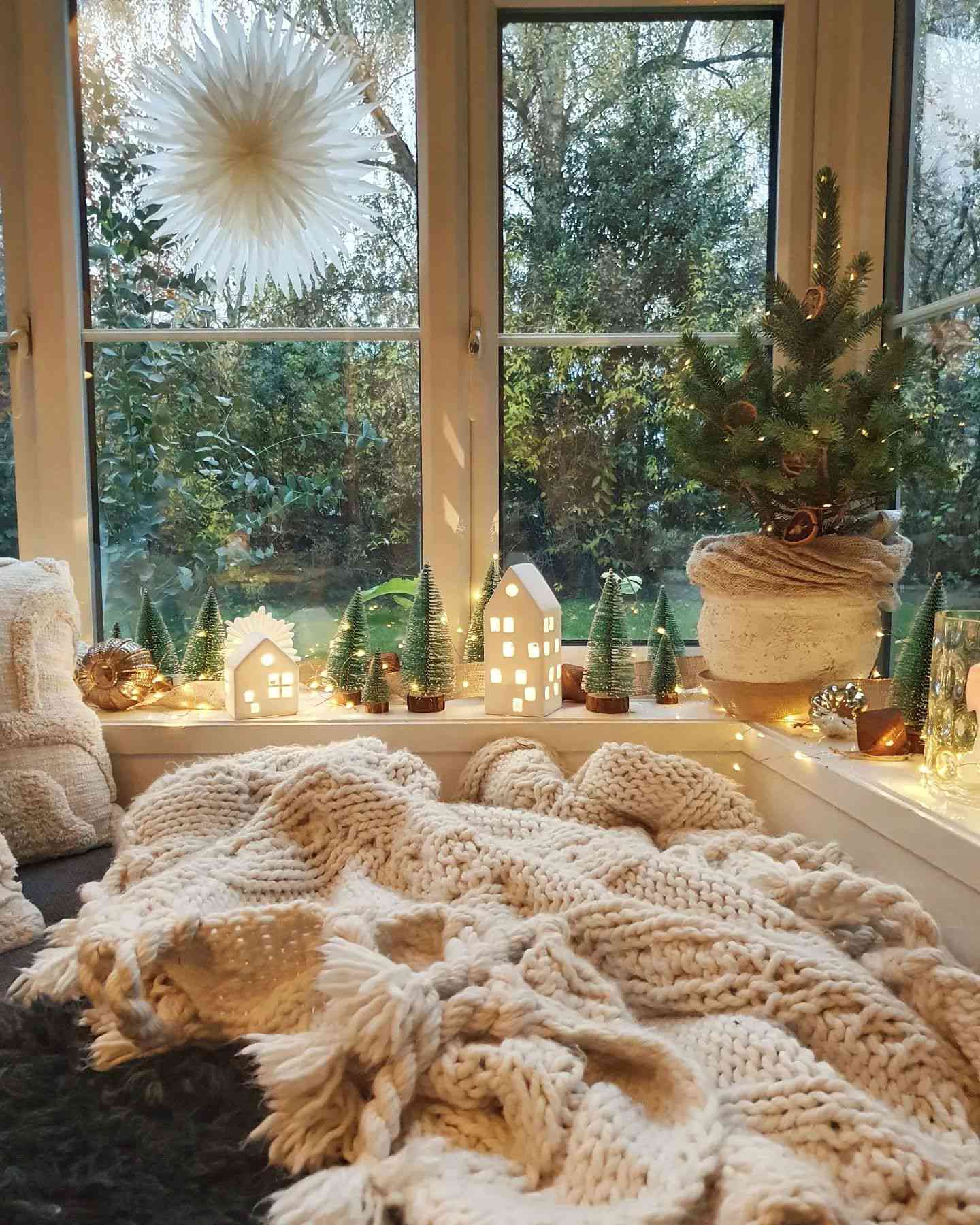alféizar decorado con arbolito de Navidad y luces