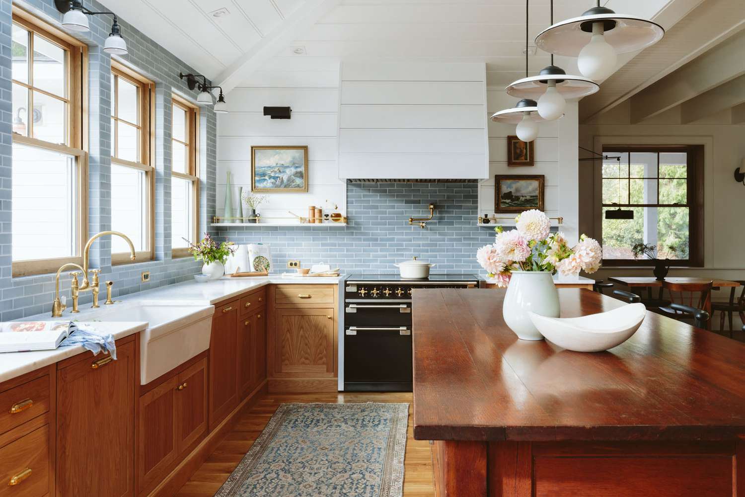 Uma cozinha azul, branca e de madeira