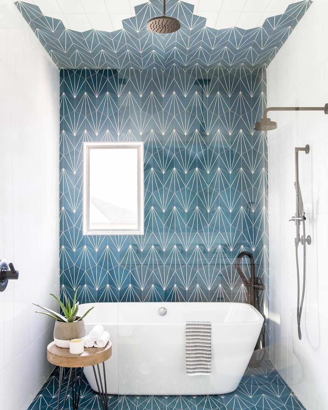 salle d'eau bleue avec carrelage géométrique