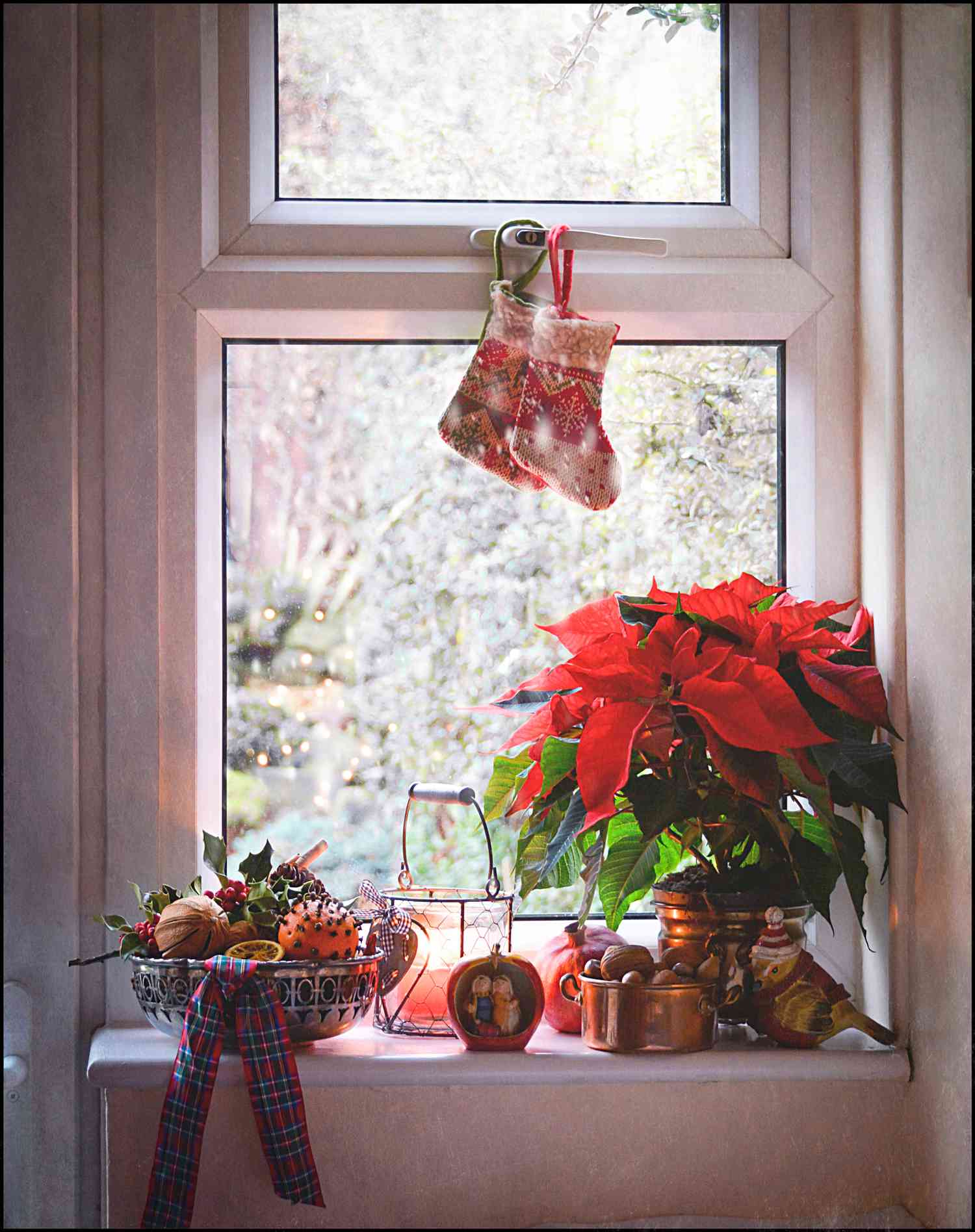 alféizar con flores de pascua y decoración navideña