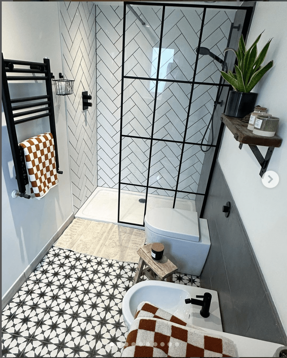 Rejunte preto com azulejo branco em design chevron