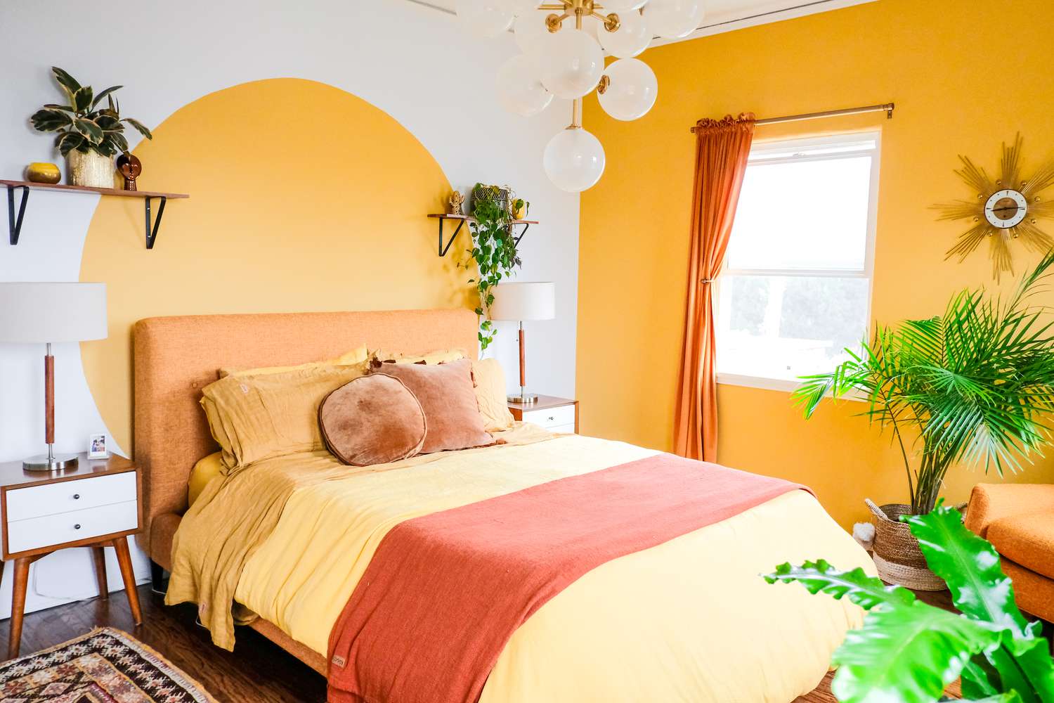 Brillante y colorido diseño de dormitorio moderno de mediados de siglo.