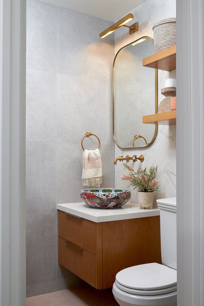 Banheiro pequeno com paredes de azulejos de mármore e torneira de parede