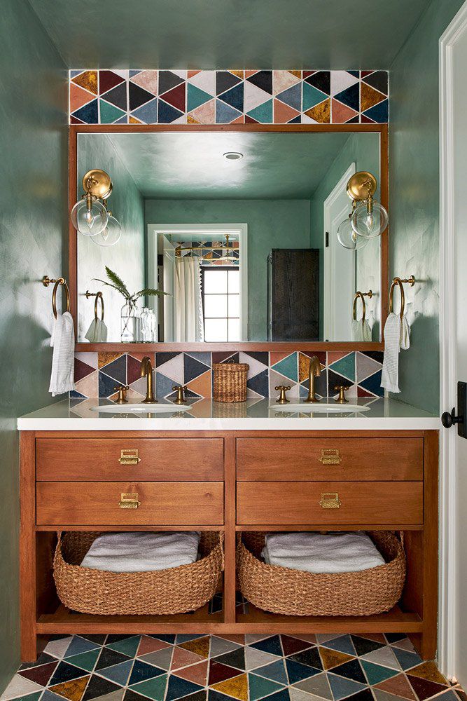 Banheiro verde com espelho de meia-parede para penteadeira de madeira natural