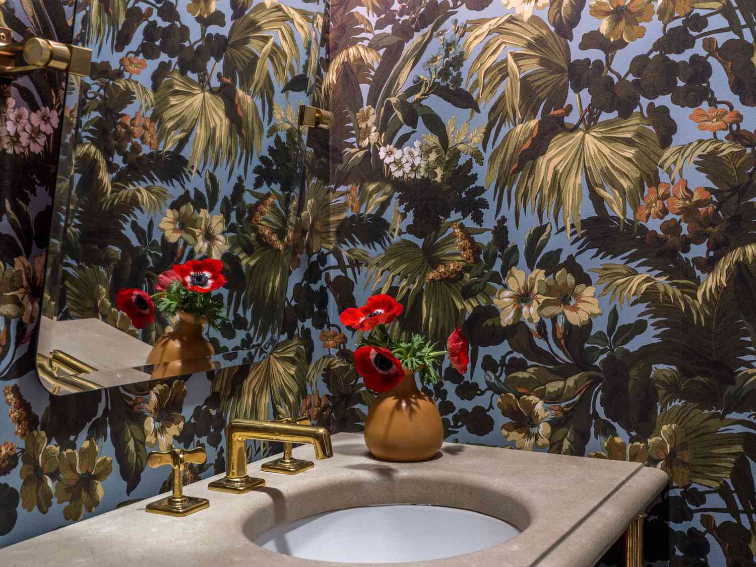 Papel de parede de palmeira tropical em banheiro pequeno