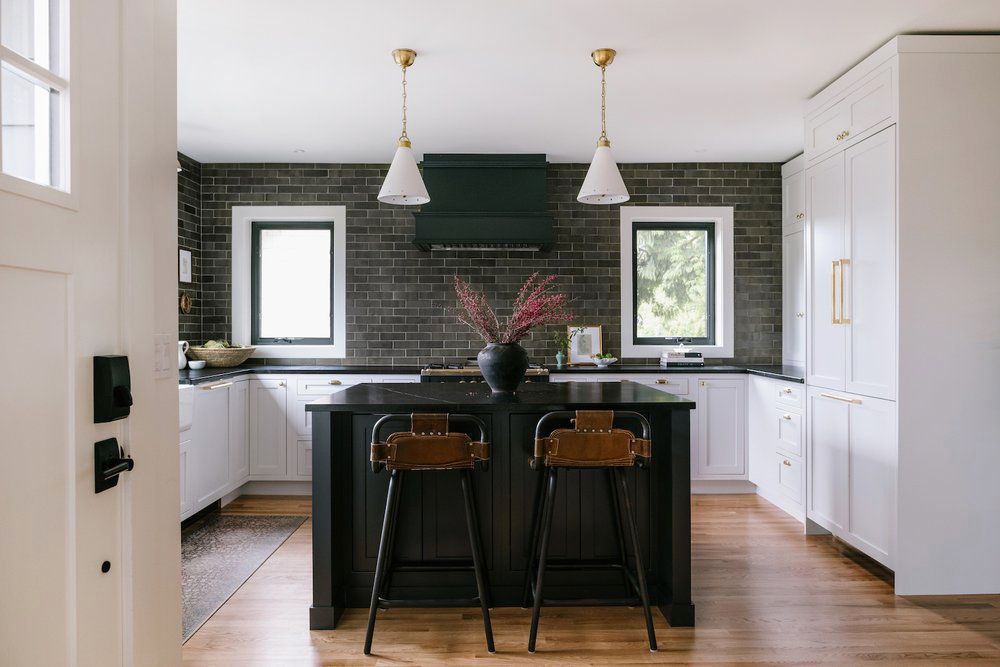 encimeras negras y backsplash con armarios blancos