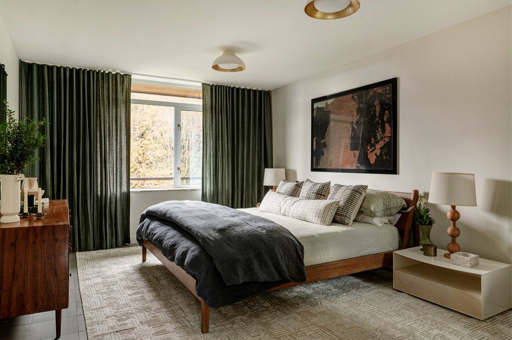 Chambre à coucher au design moderne du milieu du siècle avec une palette de couleurs sourdes.