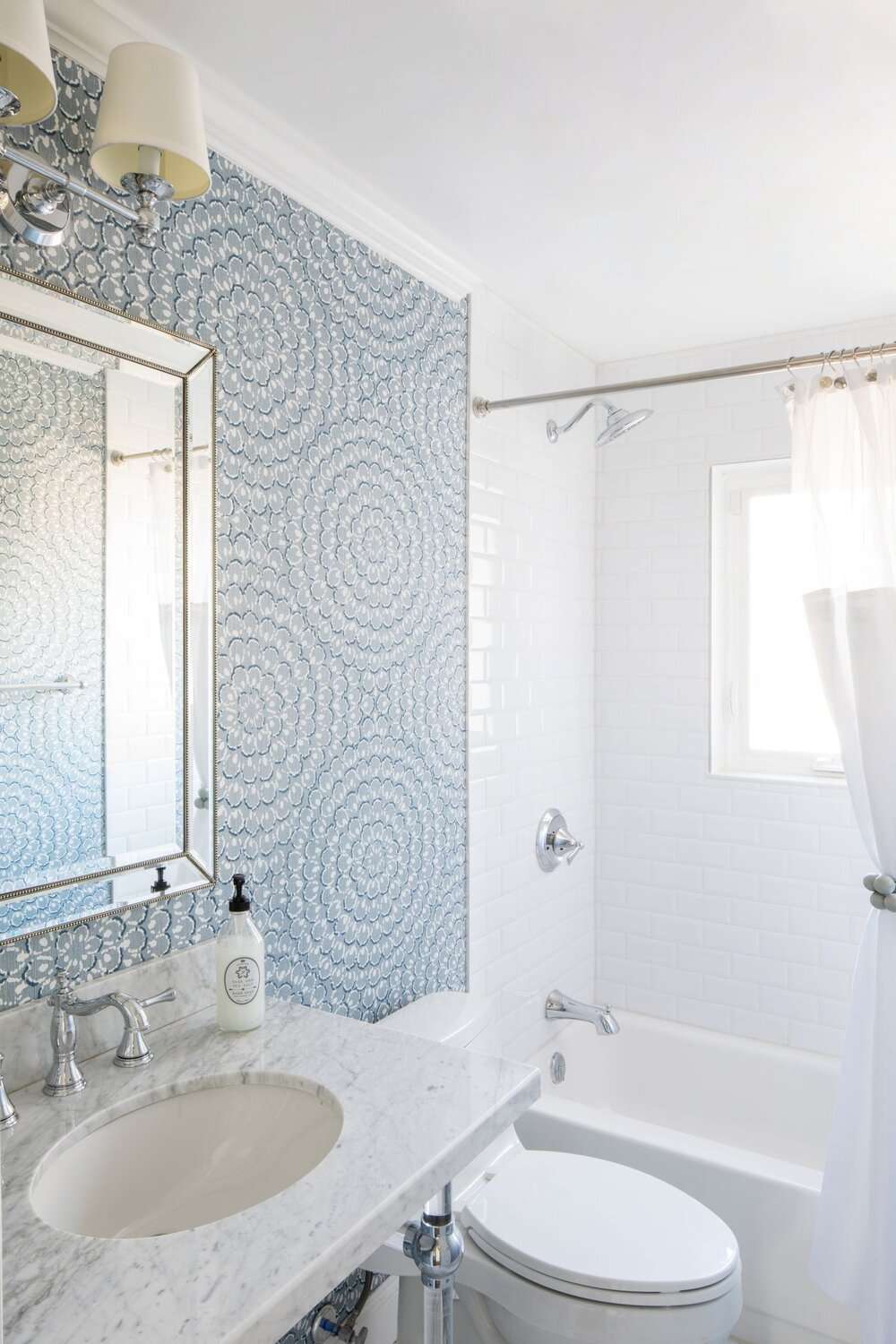 Banheiro pequeno azul e branco com papel de parede