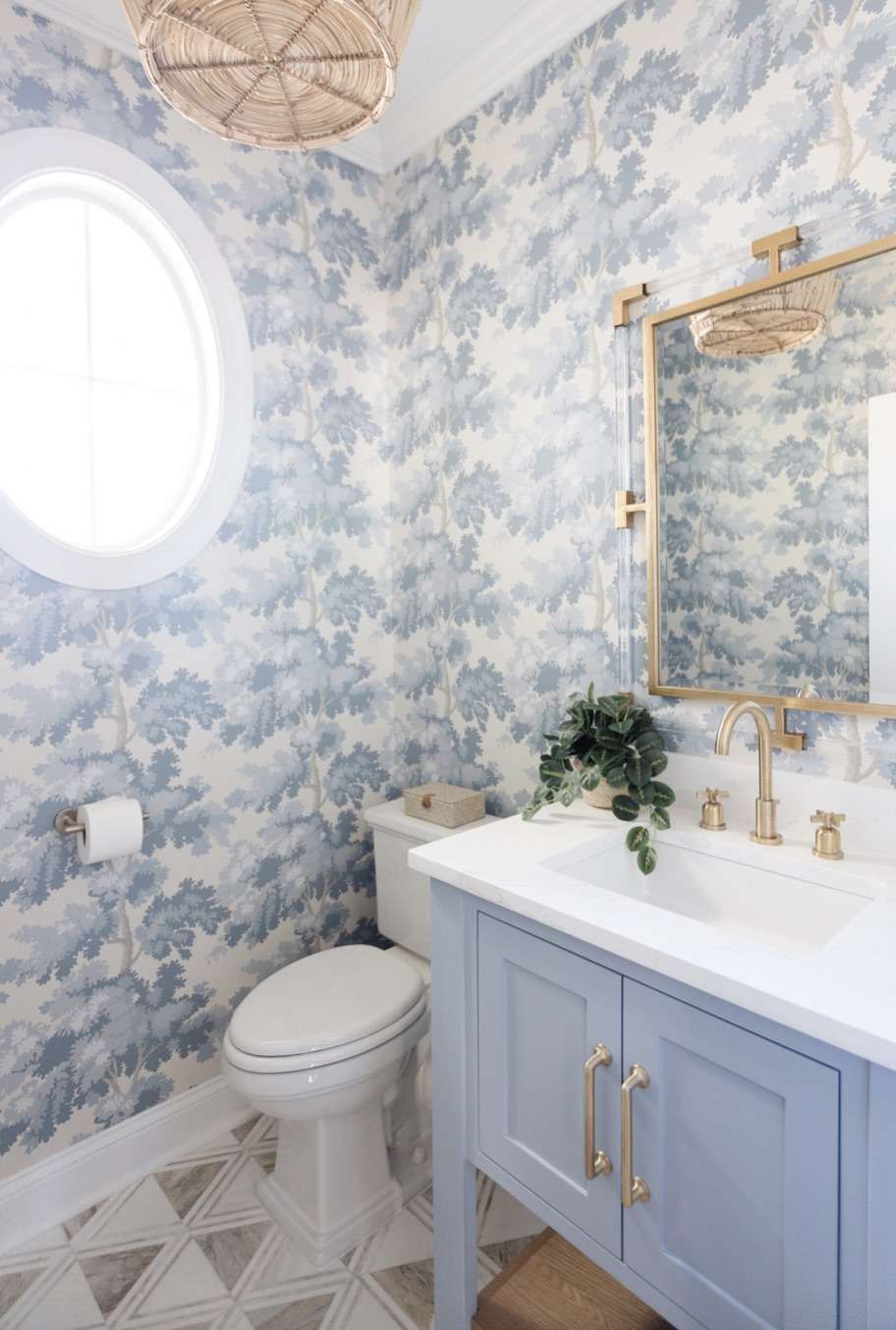 Banheiro pequeno com papel de parede botânico azul