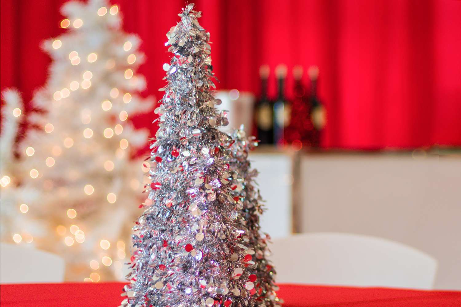 Nahaufnahme eines silbernen Lametta-Weihnachtsbaums