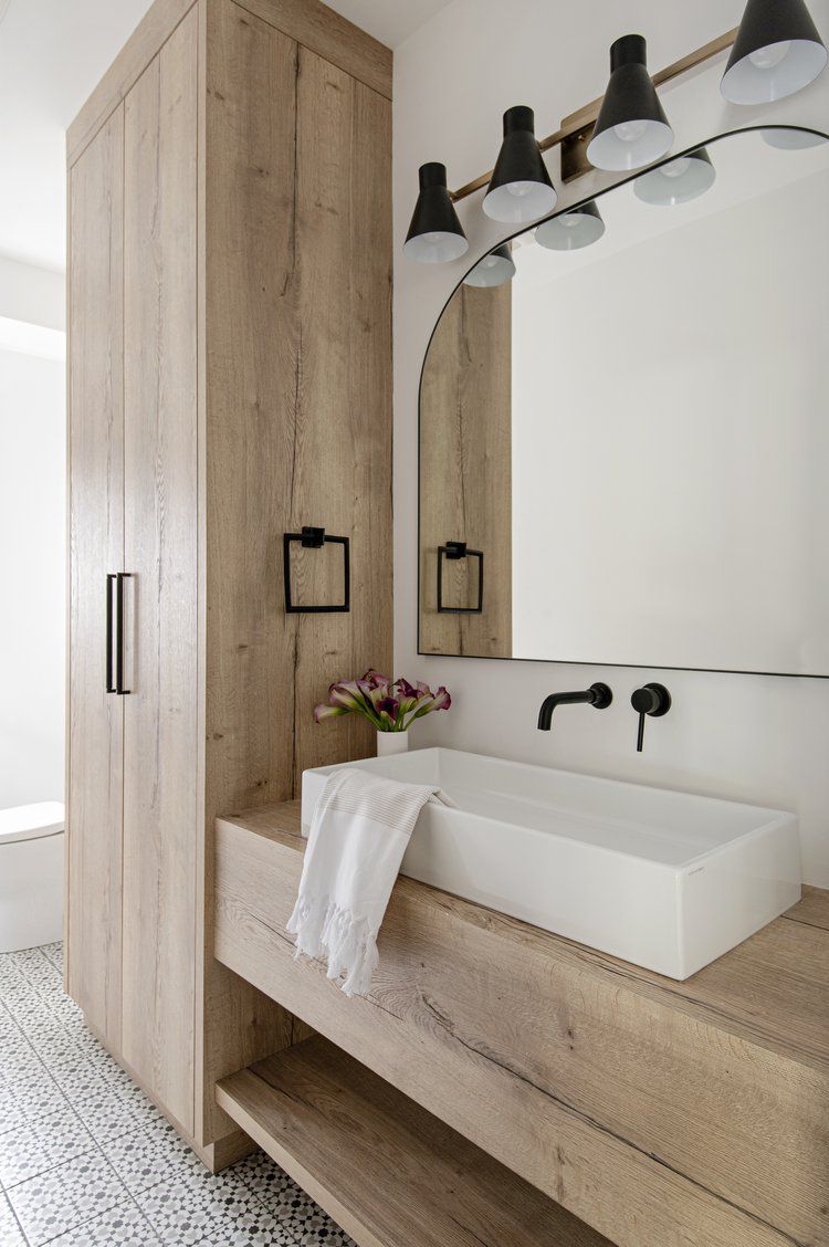 Salle de bain avec meuble de rangement encastré et meuble-lavabo sur mesure
