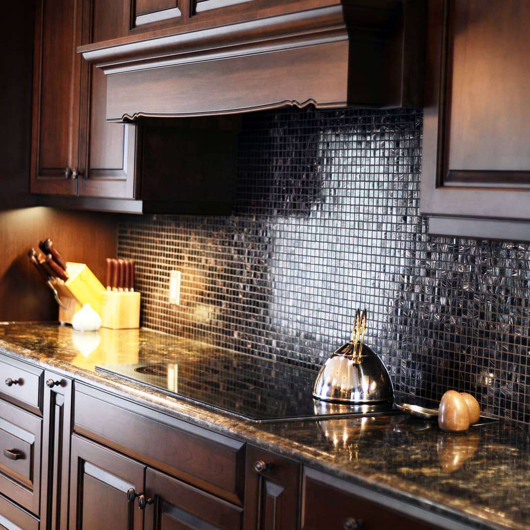 backsplash negro con armarios de cerezo