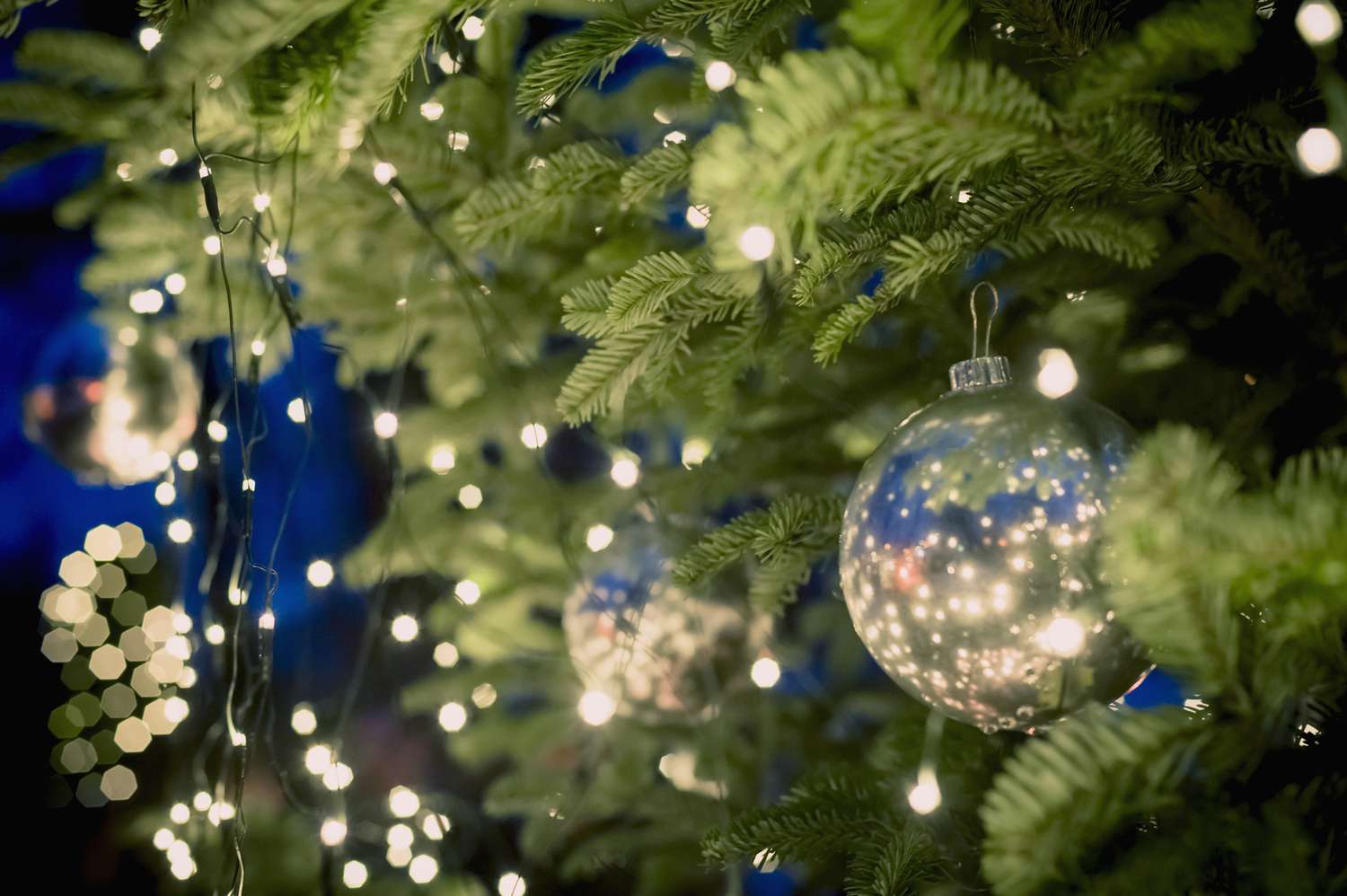 Arbre de Noël avec lumières et ornements argentés