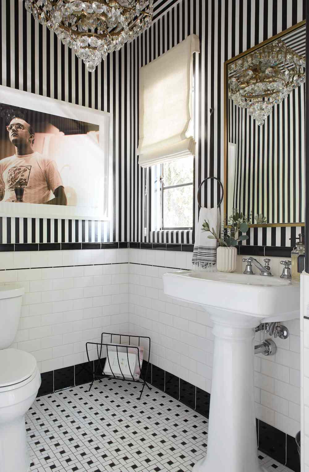 revestimiento de baño de azulejos de metro en blanco y negro