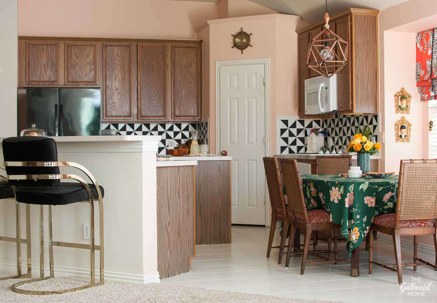 Küche mit Holzschränken und rosa Wänden