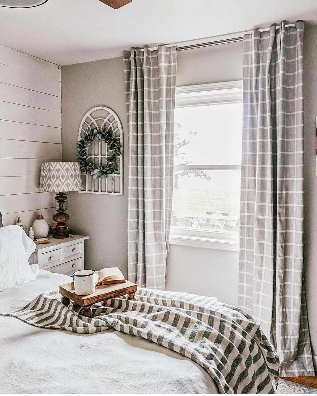 cortinas grises y blancas windowpane