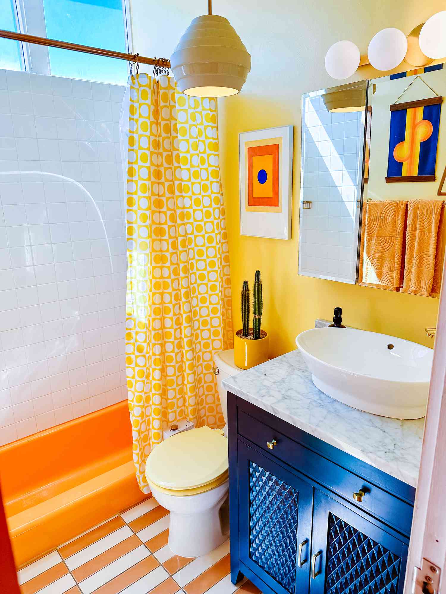 königsblaues, gelbes und oranges Badezimmer