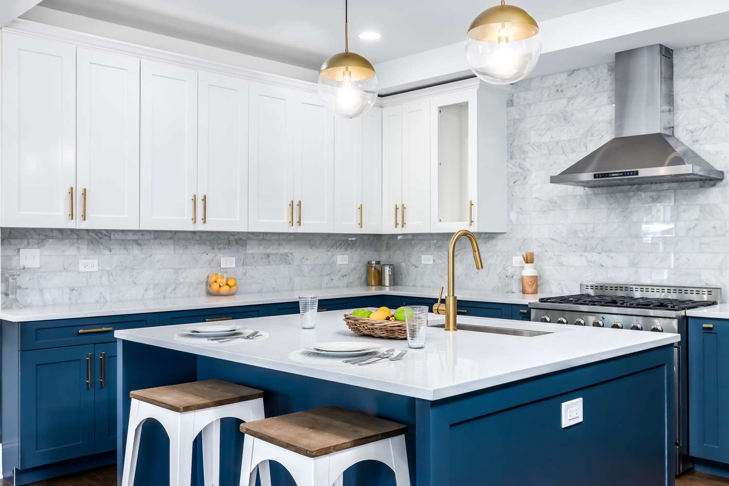 Cozinha azul e branca com bancadas de quartzo