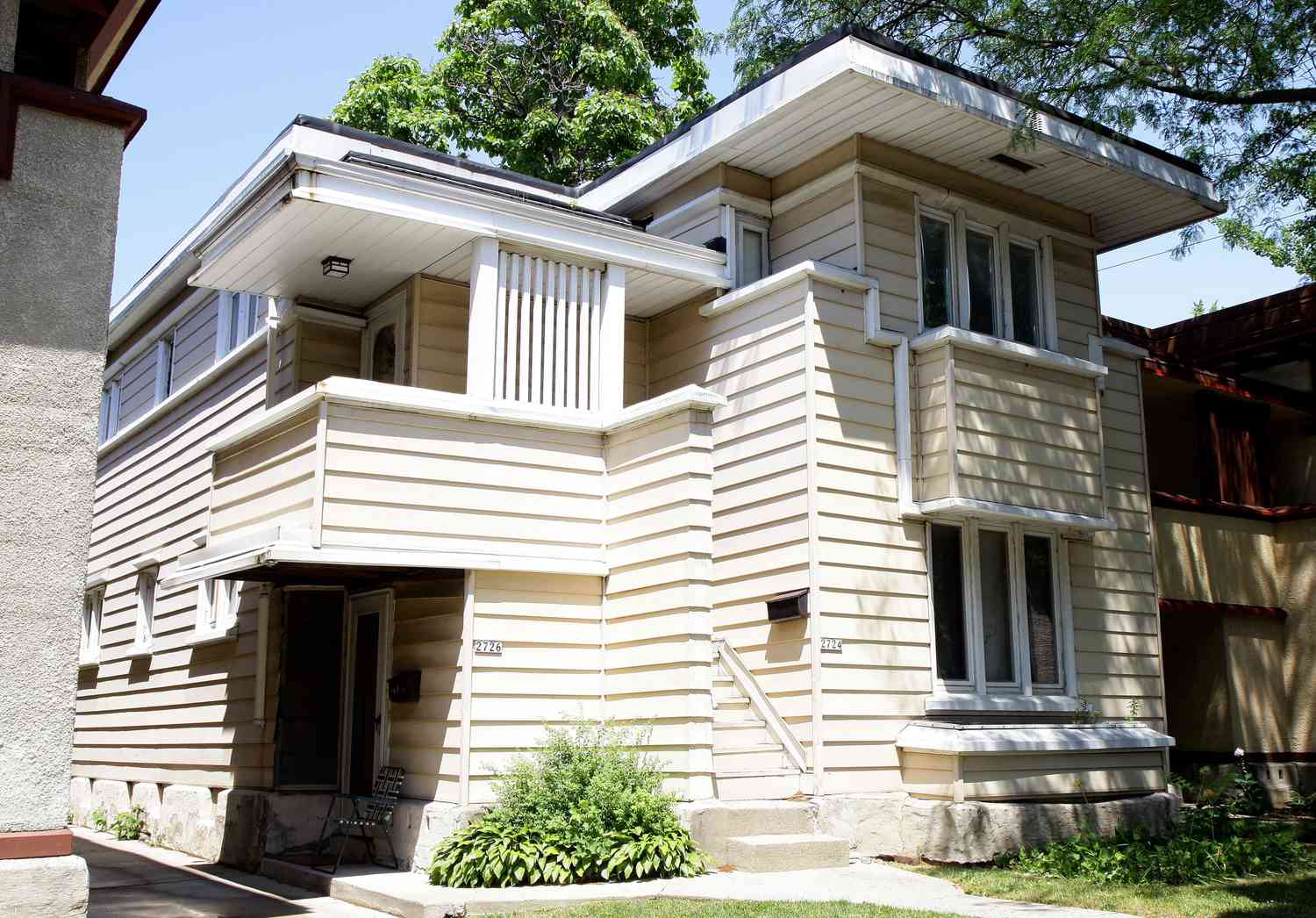Frank Lloyd Wright designed duplex apartment in Milwaukee, Wisconsin before restoration
