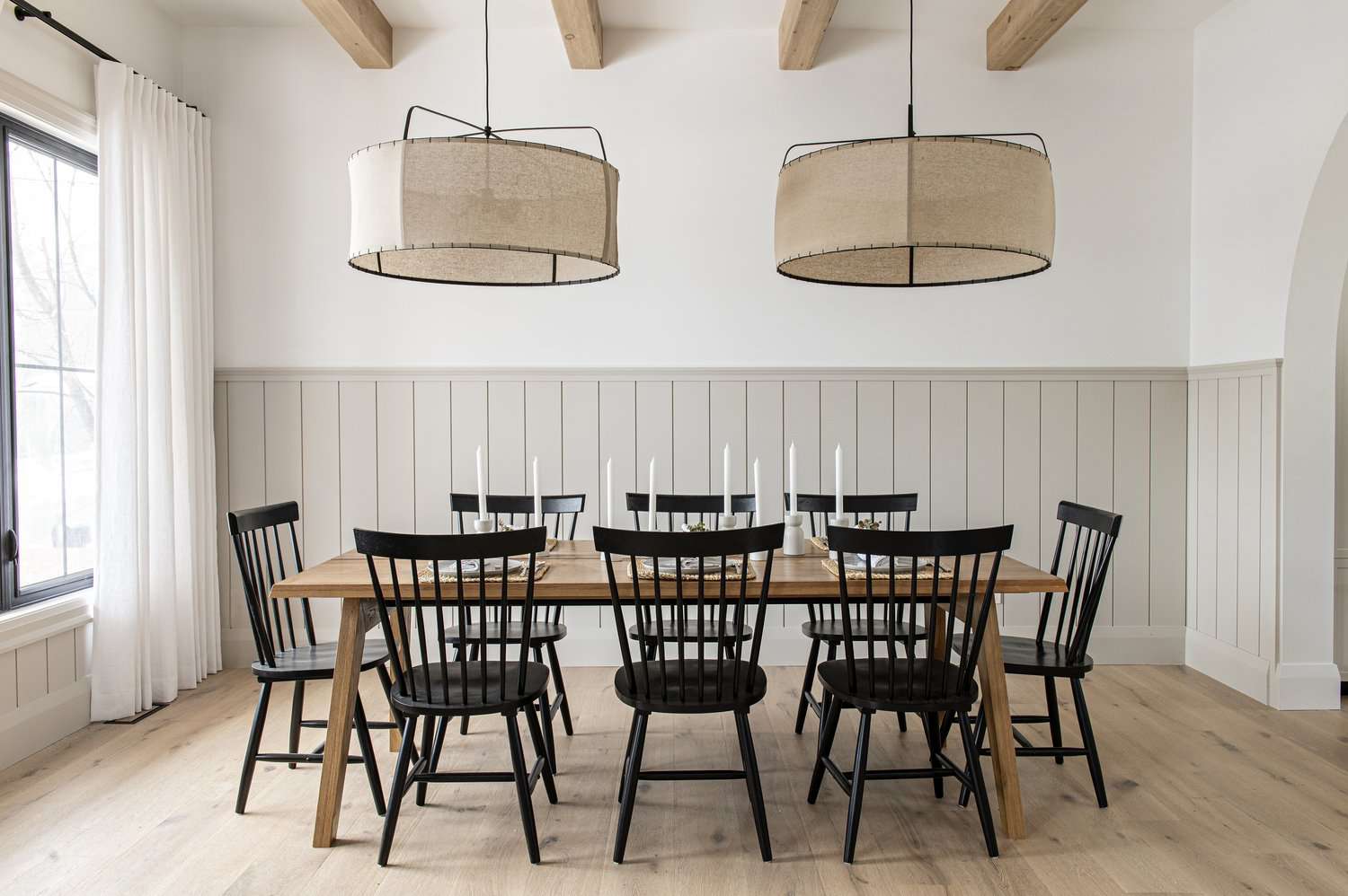 comedor granja moderna con revestimiento de madera shiplap