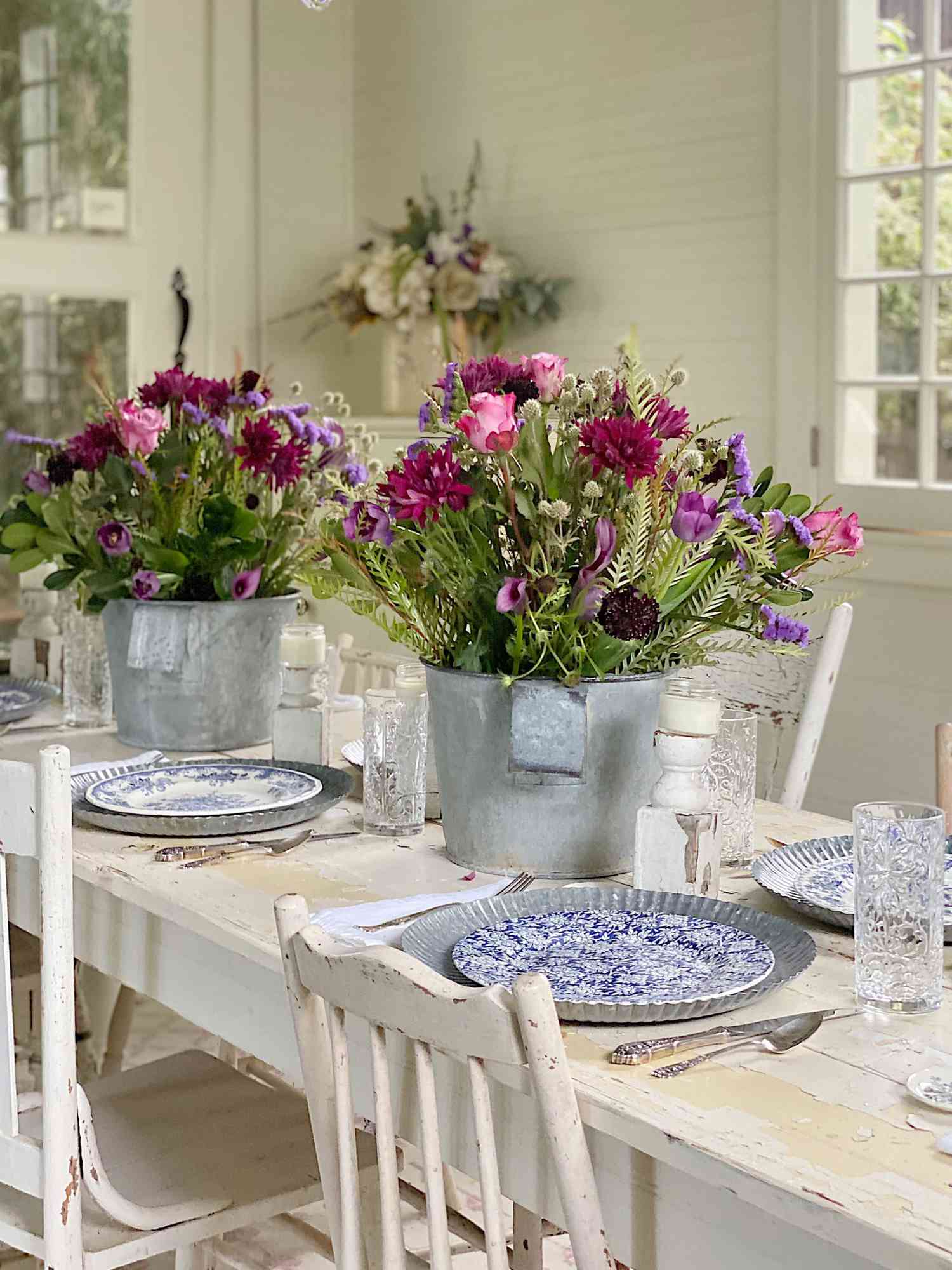 modern farmhouse dining room table setting