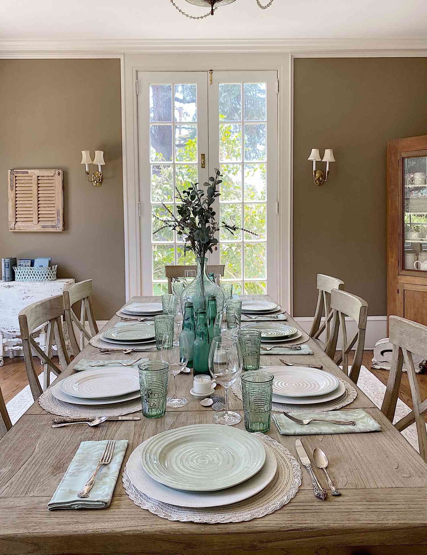 configuração da mesa da sala de jantar da fazenda moderna e litorânea