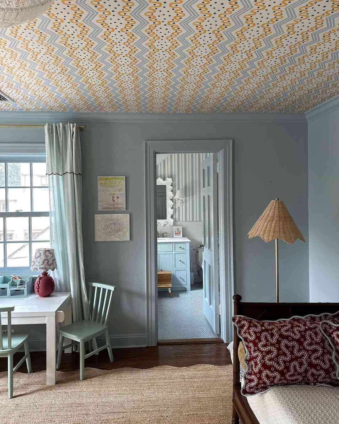 garniture avec papier peint plafond 