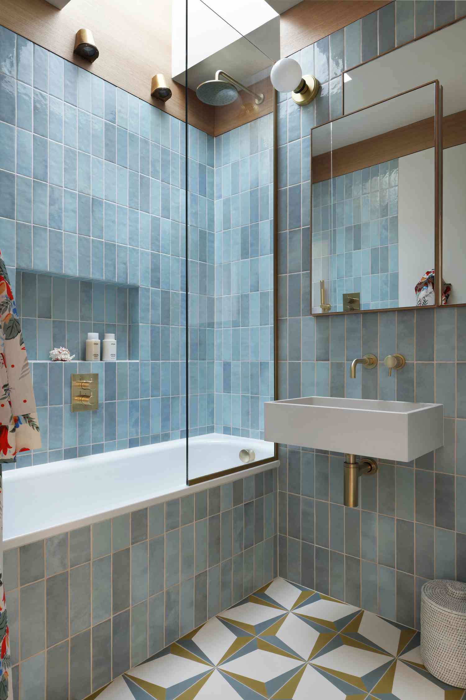 ideias de combinação de banheira e chuveiro com claraboia