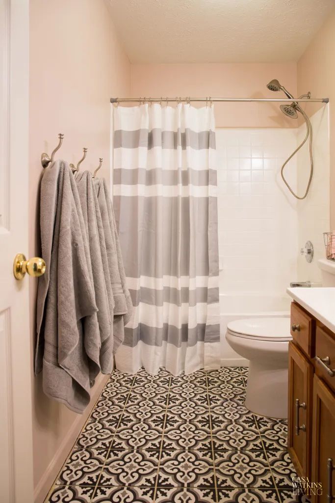 ideias de combinação de banheira e chuveiro com piso de cortina de chuveiro