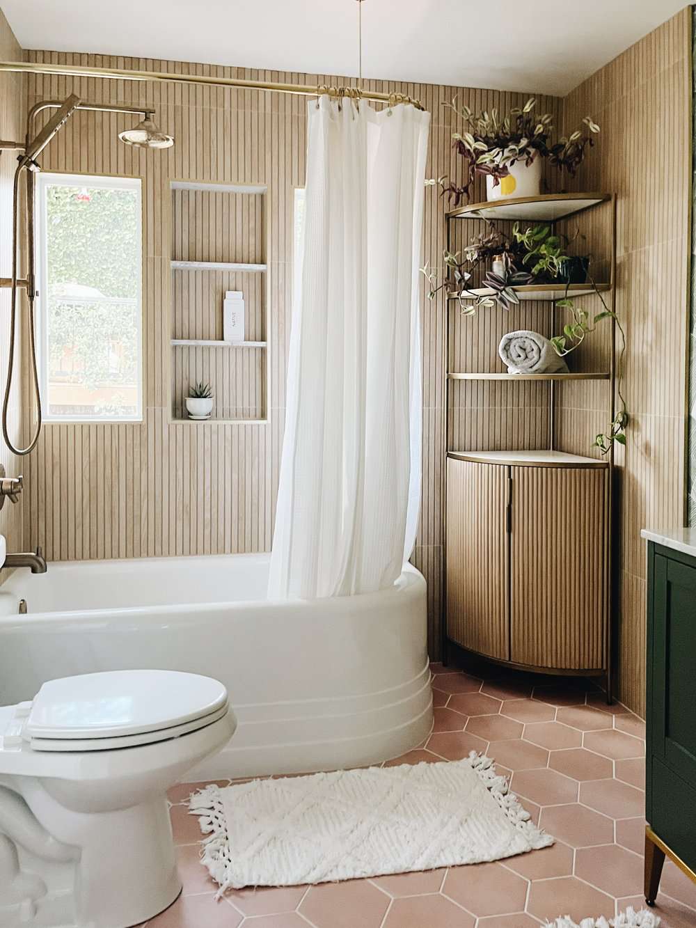 ideias de combinação de banheira e chuveiro com parede de ripas de madeira