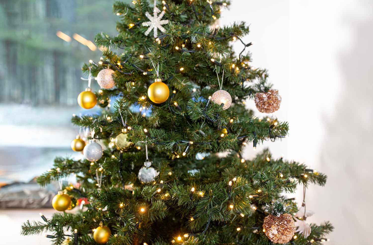 Künstlicher Weihnachtsbaum mit Dekorationen