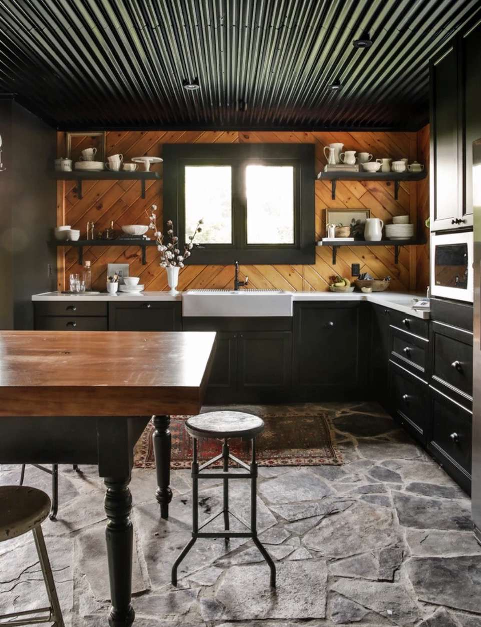 Uma cozinha preta e de madeira