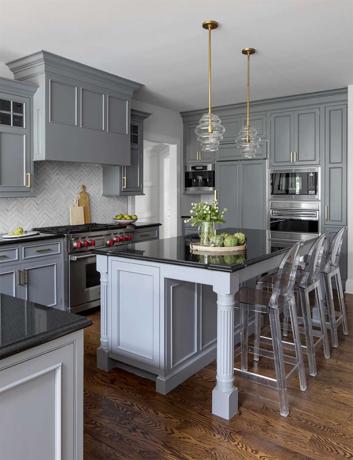 Une cuisine avec une palette de couleurs gris moyen et noir