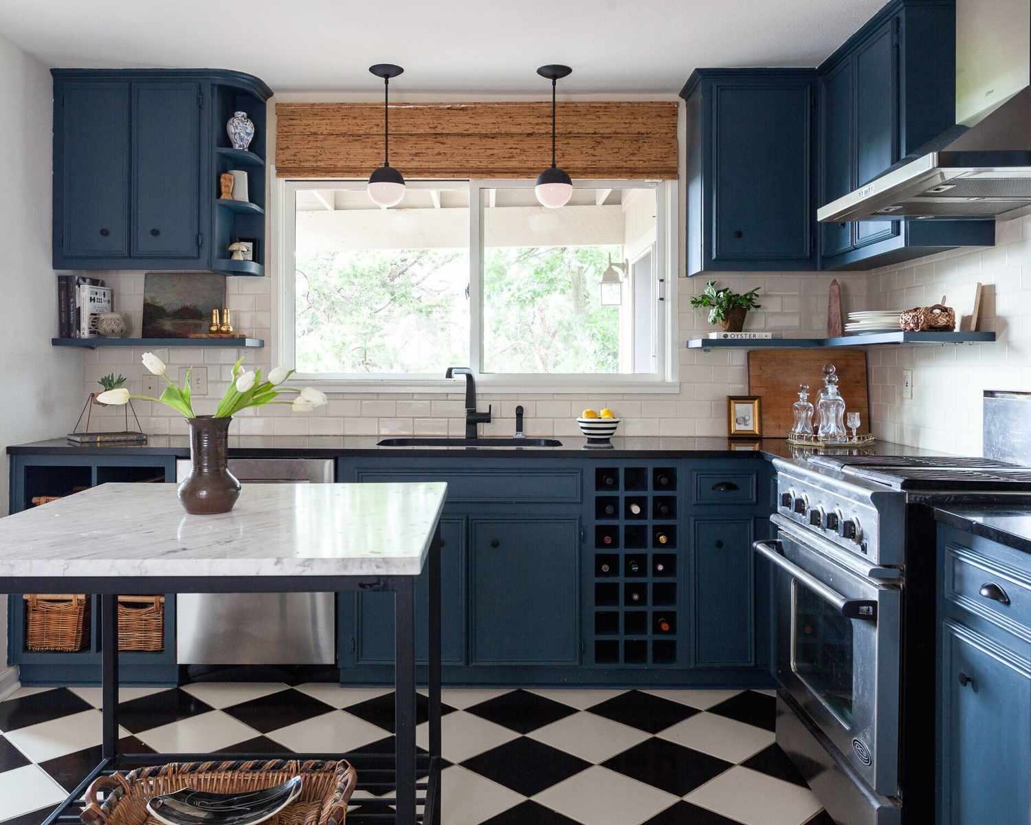 Uma cozinha charmosa com armários azuis e piso xadrez