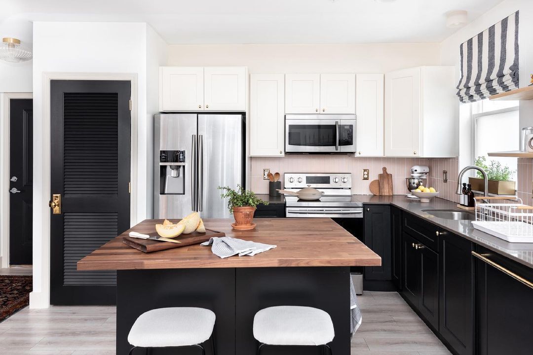 Eine schwarz-weiße, zweifarbige Küche