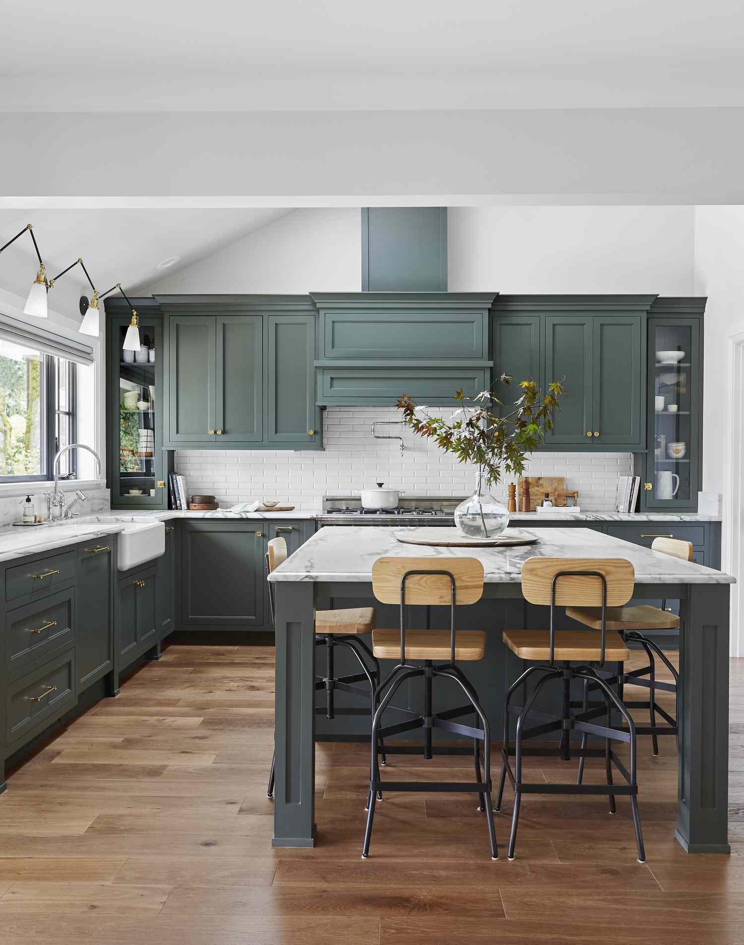 Uma cozinha verde-esmeralda