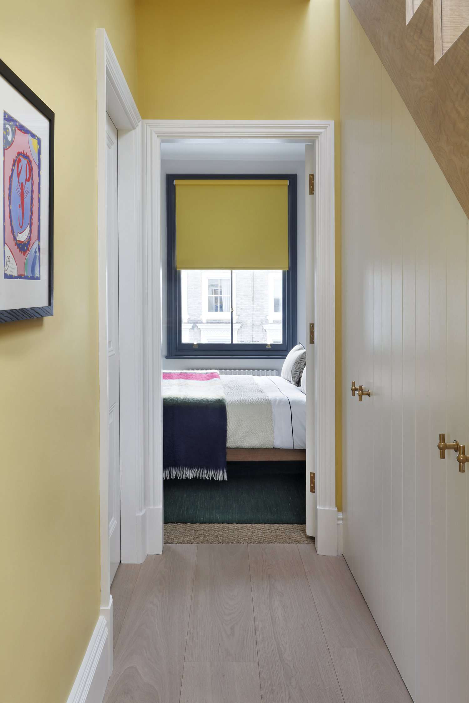 Meubles de rangement sous un escalier dans un couloir étroit