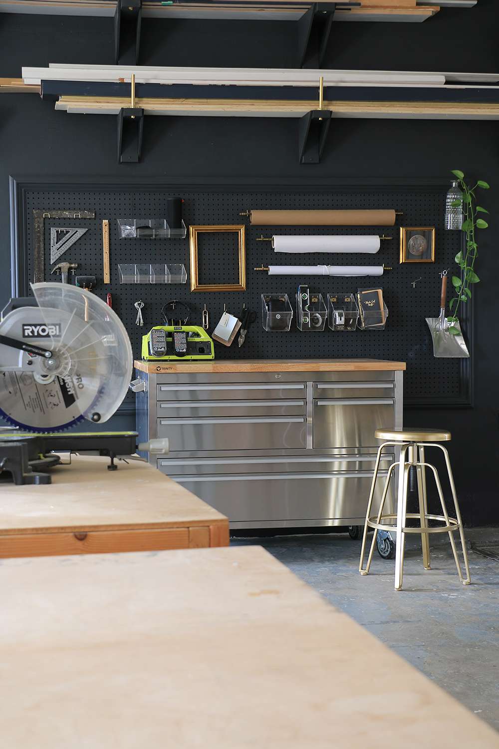 Outils et fournitures stockés sur un mur de pegboard dans un garage