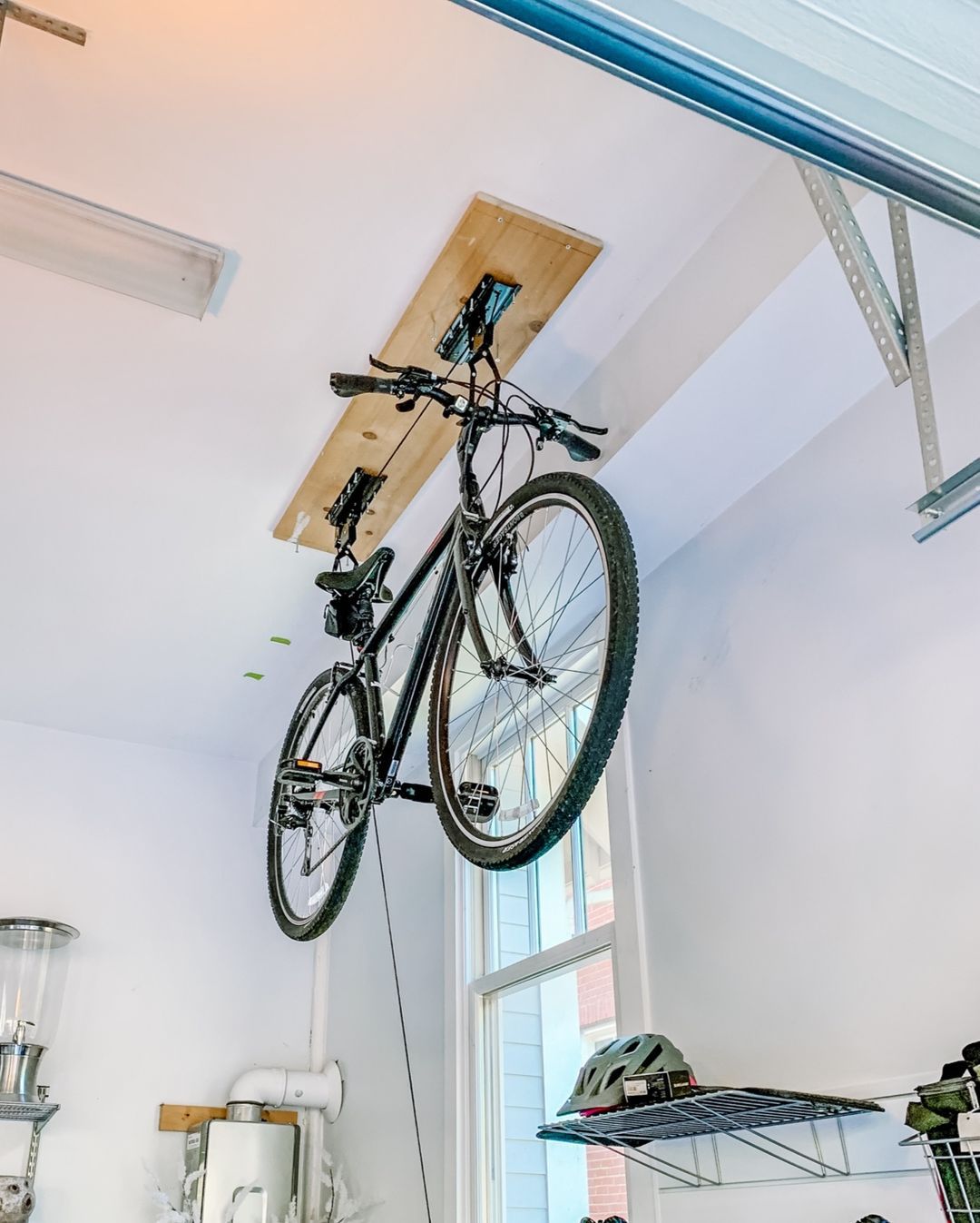 Bicicleta suspensa em um rack de teto