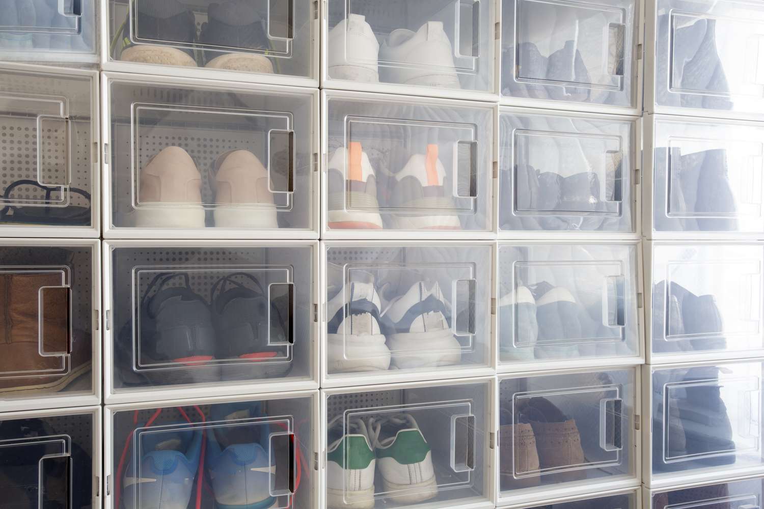 Sapatos armazenados em caixas plásticas com frentes transparentes